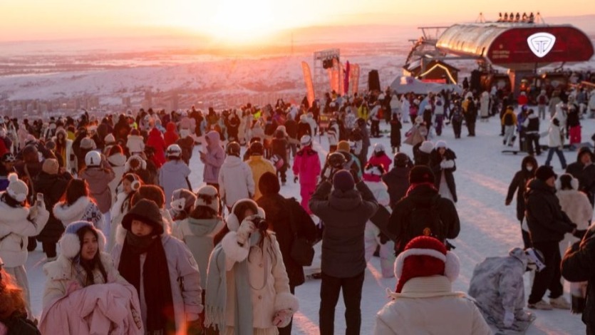 新疆阿勒泰：寒潮来袭 滑雪热情不减