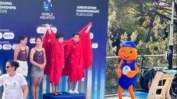 跳水世青赛：中国队风雨中摘得女双10米台金牌