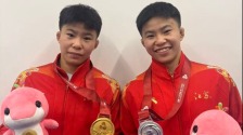 “复制粘贴”姐妹花，在十五运会摔跤场并肩闪耀