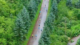 宁夏泾源举办第三届森林健康跑 3000名跑友林海追风