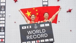 中国队创速度攀岩女子双人接力世界纪录