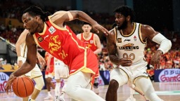 CBA半决赛：广厦再胜辽宁 距晋级总决赛一步之遥