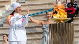 米兰冬奥会圣火交接仪式在雅典举行