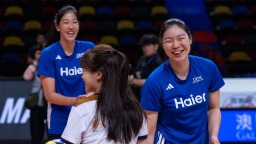 中国女排在澳门与青少年球员交流