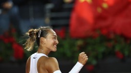 郑钦文首胜萨巴伦卡 晋级WTA1000罗马站半决赛