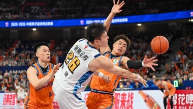 CBA总决赛第一场：上海久事队胜浙江浙商证券队