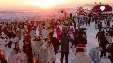 新疆阿勒泰：寒潮来袭 滑雪热情不减