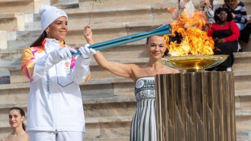 米兰-科尔蒂纳冬奥会圣火交接仪式在雅典举行