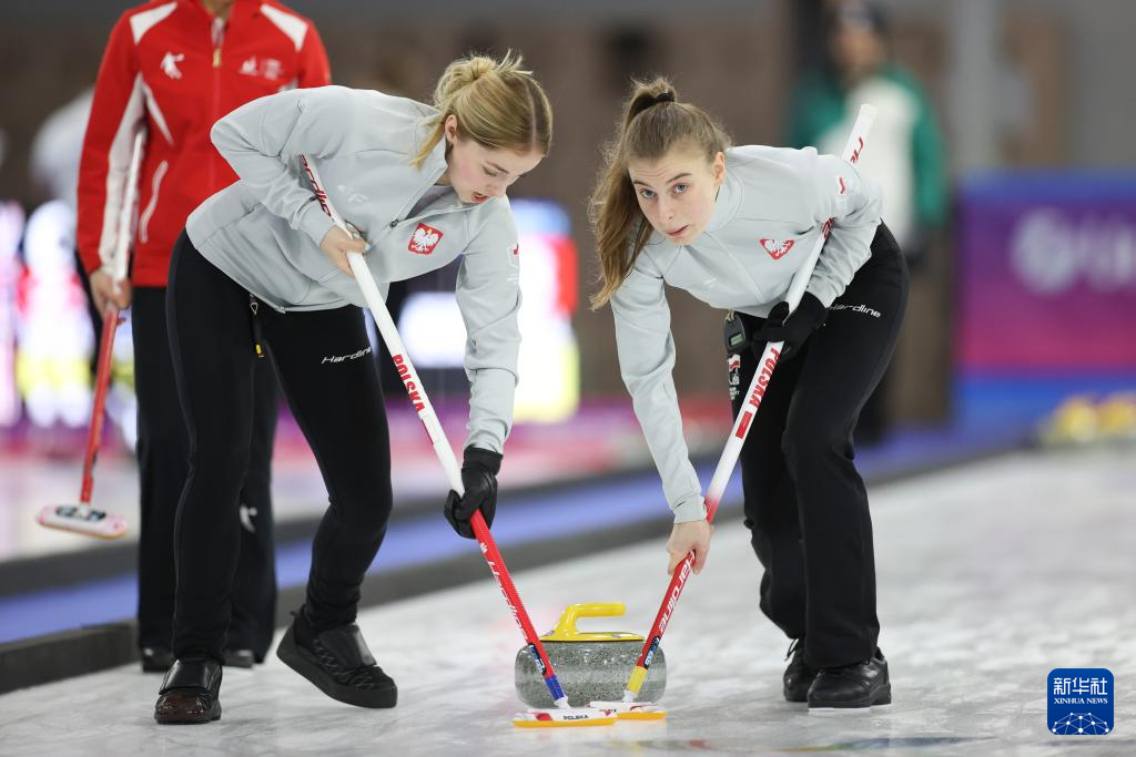 大冬会冰壶比赛:中国女队战胜波兰女队 大冬会冰壶比赛:中国女队战胜波兰女队