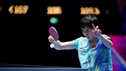 乒乓球世界杯女单淘汰赛：王曼昱晋级八强