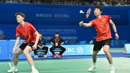 羽毛球团体赛：男团积分形势复杂 女团三队提前出线