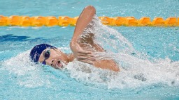 中国游泳公开赛：汪顺亮相夺银 于子迪三金收官