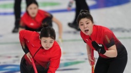 冬奥会冰壶——女子循环赛：中国队胜英国队