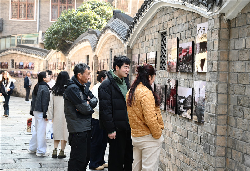 信阳市新县：老区新春文旅“火力全开”_fororder_与旧时光对视（焦汉平 摄）