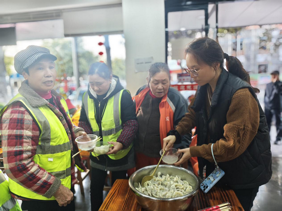 信阳市浉河区老城街道：爱心饺子暖寒冬 社企联动献温情_fororder_图片2