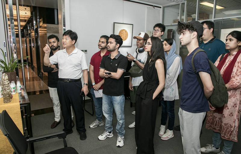 摩洛哥留学生阿雅：从中国书法中感受创作者精神的力量与美_fororder_微信图片_20250710114015