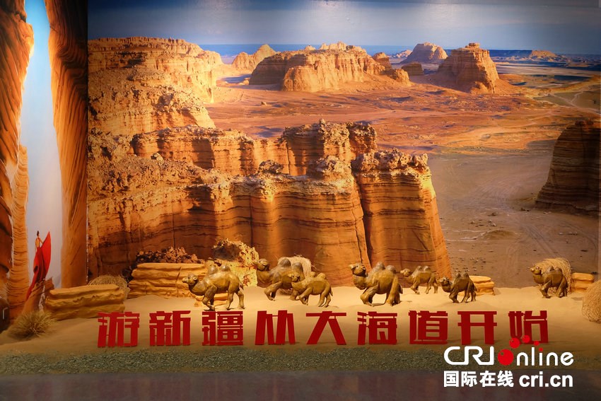 热烈庆祝新疆维吾尔自治区成立70周年暨豫疆各民族交往交流交融（河南援疆）展在河南启幕_fororder_展会现场巨幅图 摄影 张子涵.JPG