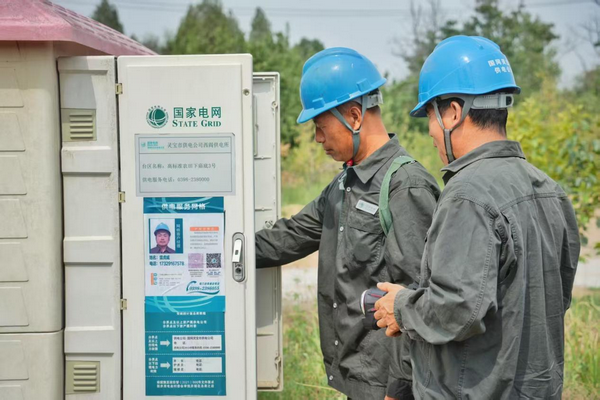 国网三门峡供电公司：以“五星”支部创建为抓手 打造美丽新农村_fororder_国网三门峡供电公司对果园排灌系统供电设施开展巡视检查 摄影 李策