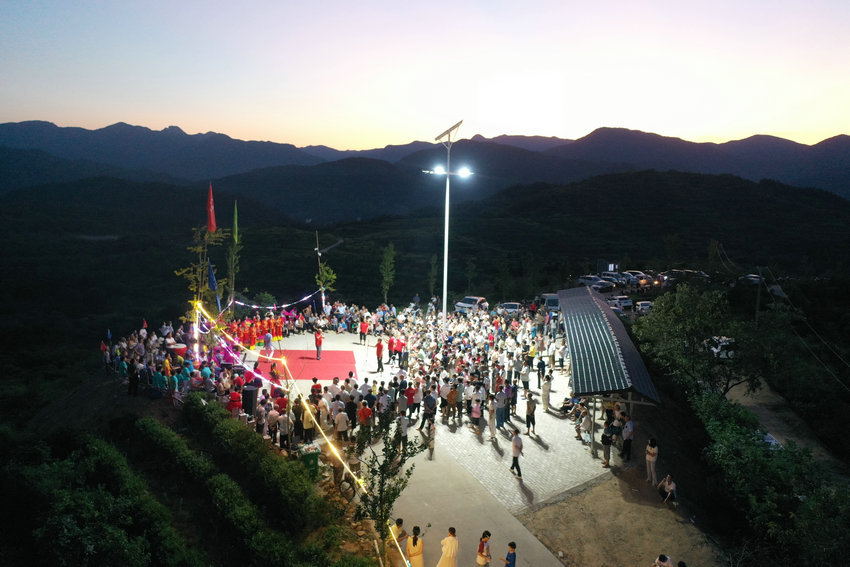 信阳市新县：红绿交响绘新卷 老区振兴谱华章_fororder_陡山河乡白马山村山顶小广场（王丹 摄）