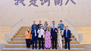 驻华外交官在“只有河南”触摸“鲜活”历史文化_fororder_ABC4446.JPG