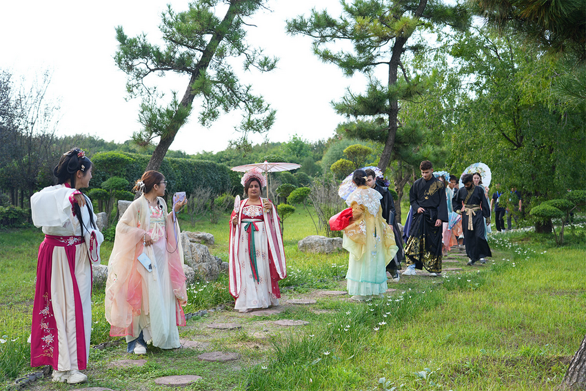 2025外国青年、网络达人探花博：让鄢陵的花木之香飘洋过海_fororder_图片16
