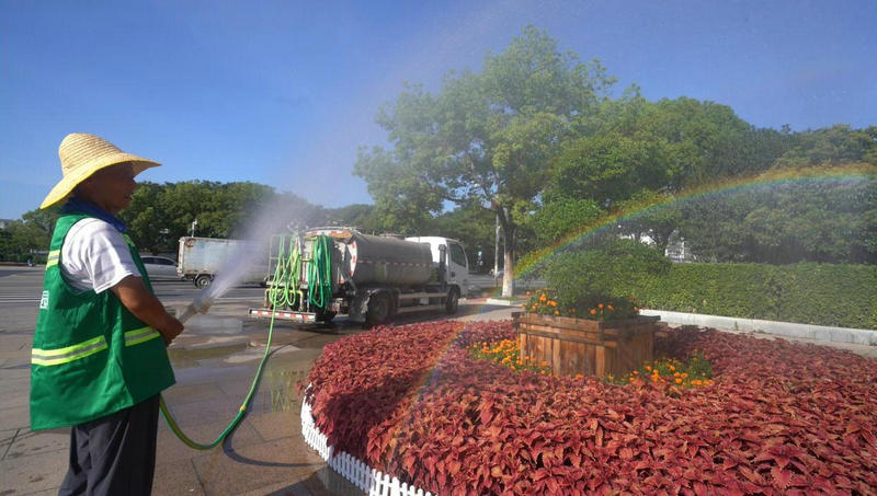 信阳淮滨：高温“烤”验下 环卫工洒水降温守护城市清凉_fororder_图片4