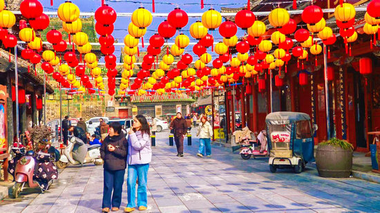 南阳市社旗县：古埠华灯迎丙午_fororder_社旗县瓷器街的灯笼长廊吸引游客参观游玩 摄影 张新军