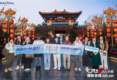 【2025打卡中国】千年汴梁“触手可及” 外国网红沉浸式体验“国潮”河南