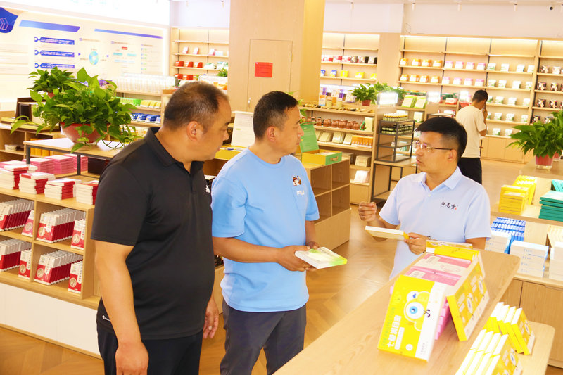 南阳市卧龙区：艾草企业生产忙_fororder_员工向客户介绍产品 摄影 王小军.JPG