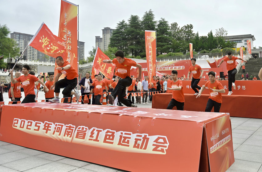 2025年河南省红色运动会在信阳市新县火热开赛_fororder_“披荆斩棘”竞赛现场（焦汉平 摄）