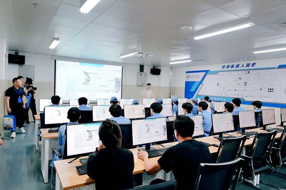 走出课堂 走进车间！看河南工程学院如何培养“硬核”人才