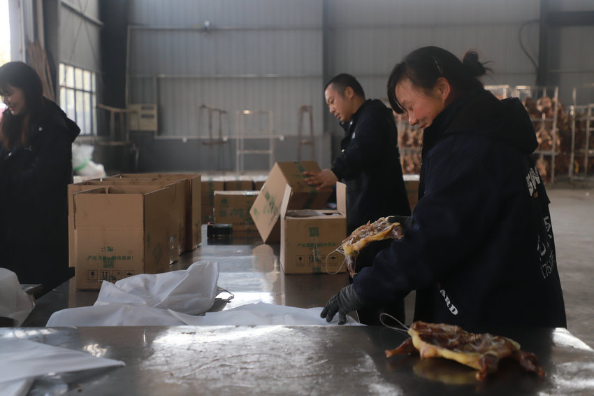 信阳市商城县：生态养殖领路 全链赋能县域农特产业升级_fororder_打包货品 洪晓燕 摄.JPG