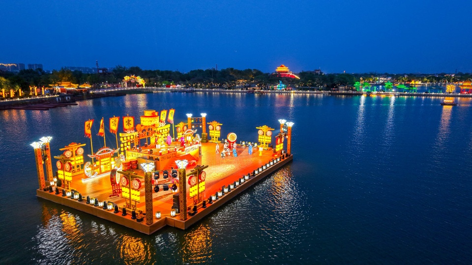 夜游龙亭湖：彩灯游船映汴梁 水上舞台展风华