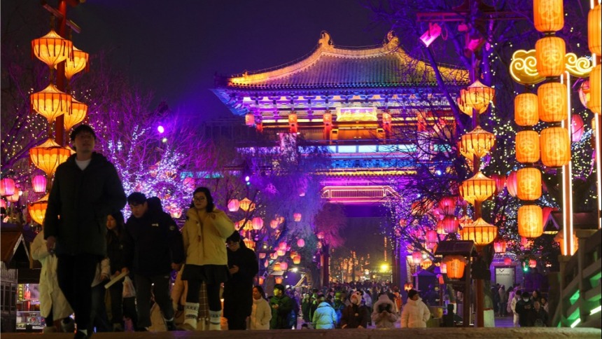 河南开封：错峰出行 快乐赏灯