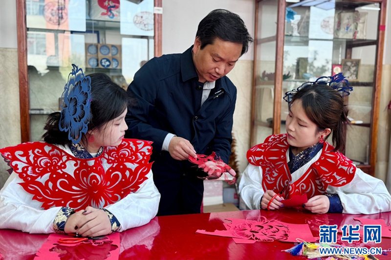 中国梦·大国工匠篇｜王飞：指尖剪刻间，匠心见深处_fororder_10