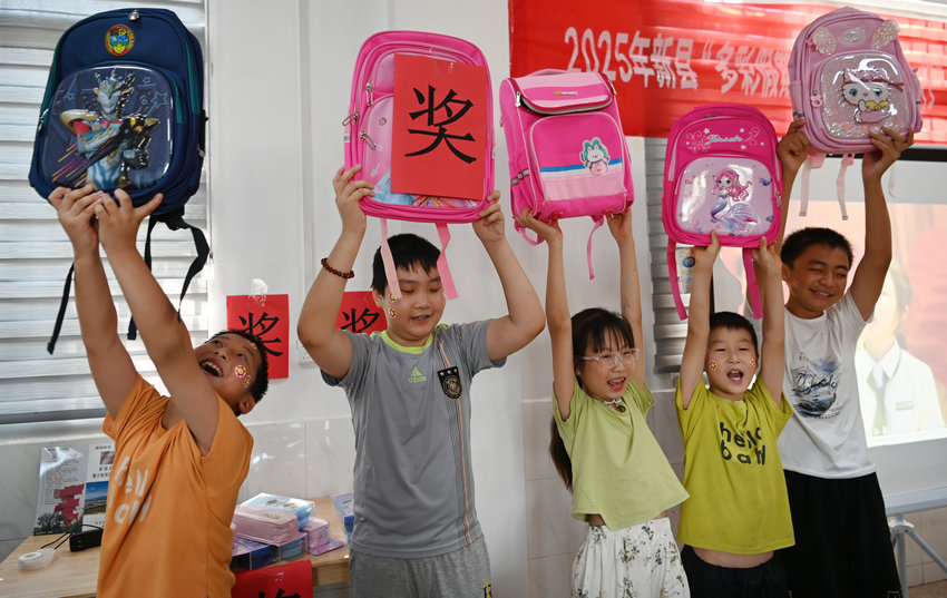 信阳市新县：书香伴暑假 阅读润童心_fororder_孩子们领到奖品，开心极了（焦汉平 摄）
