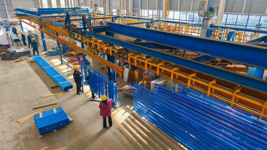 南阳市社旗县：企业赶订单 力争“全年红”_fororder_河南久威智能科技有限公司员工整理货架组件.JPG