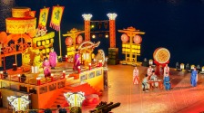 夜游龙亭湖：彩灯游船映汴梁 水上舞台展风华