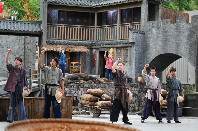 大型红色实景演出《红旗不倒大别山》 在新县首演_fororder_演出现场1（焦汉平 摄）