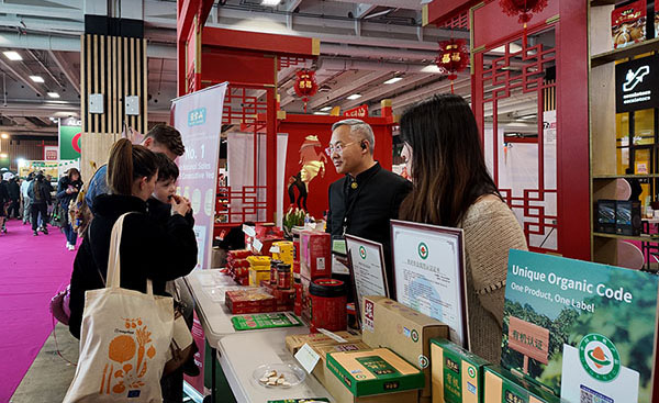 中国山药香飘塞纳河 “张宝山”随团亮相巴黎农博会_fororder_展会现场 摄影 张茗涵