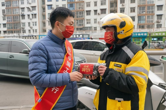 工商银行河南省分行：弘扬雷锋精神 践行为民初心_fororder_图片1