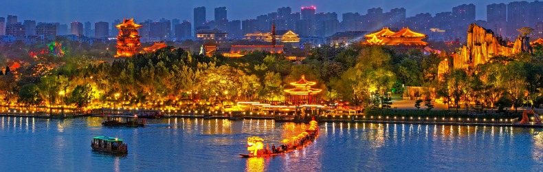 夜游龙亭湖：彩灯游船映汴梁 水上舞台展风华