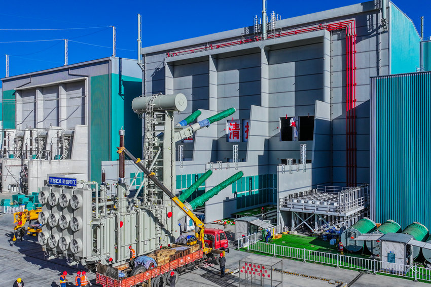 电力天路再升级 拉萨换流站扩建工程全面竣工_fororder_换流变压器安装施工