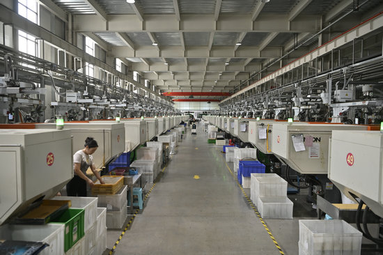 南阳市新野县：不惧“烤”验 高温之下忙生产_fororder_河南磊展科技有限公司智能化注塑产线 摄影 张峰