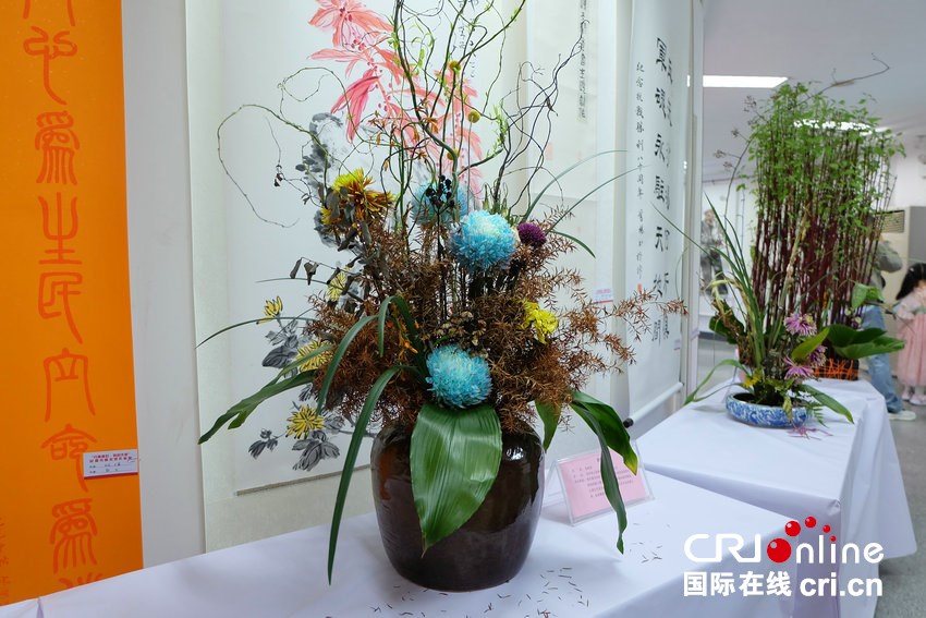 菊香织锦绣 中国翰园碑林打造沉浸式文化艺术盛宴_fororder_插花作品展示 摄影 仝瑞勤.JPG
