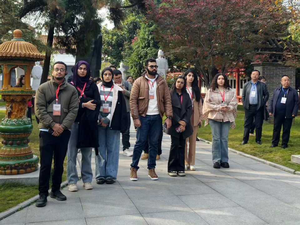 外国青年、网络达人走进南阳医圣文化园 对话千年中医药文明_fororder_微信图片_20251113162153