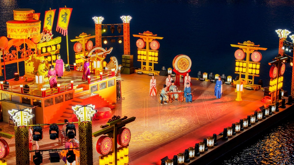 夜游龙亭湖：彩灯游船映汴梁 水上舞台展风华