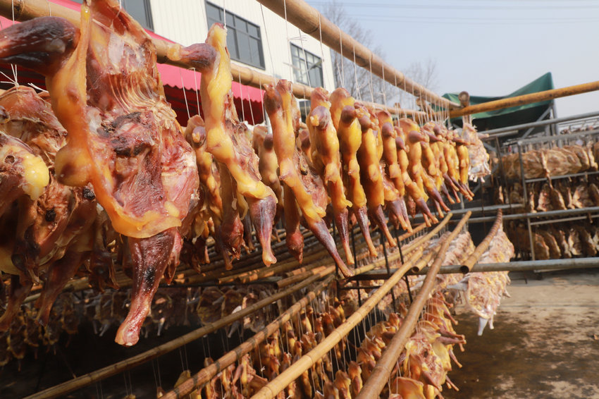 信阳市商城县：生态养殖领路 全链赋能县域农特产业升级_fororder_腊味飘香 洪晓燕 摄.JPG