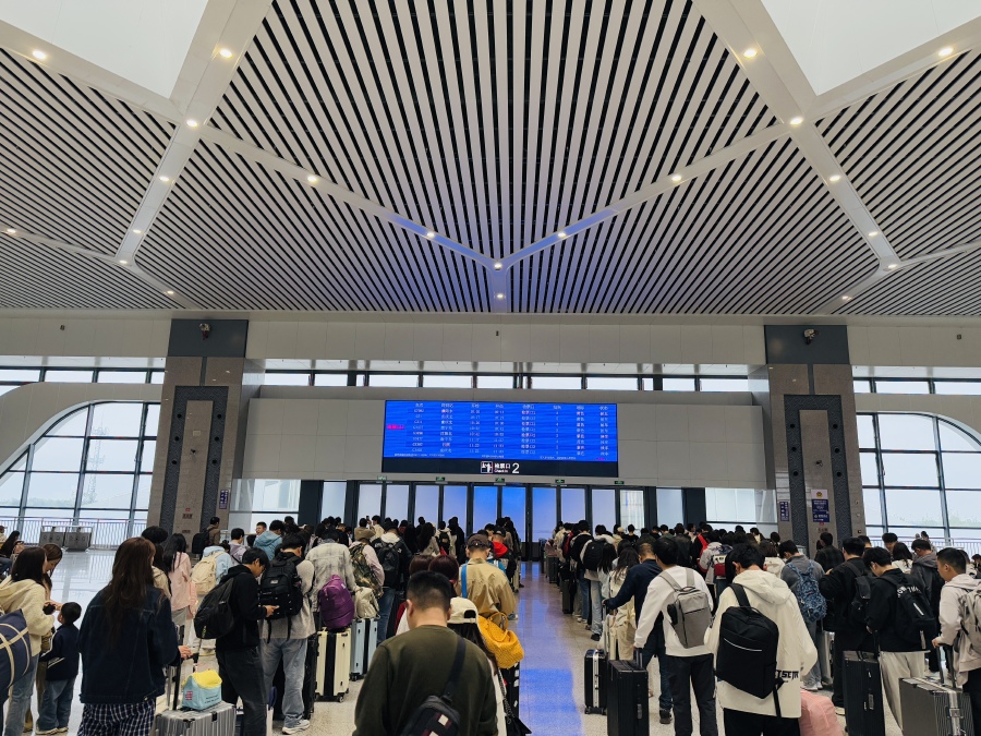 国铁集团郑州局8天发送旅客660万人 单日旅客发送量破纪录