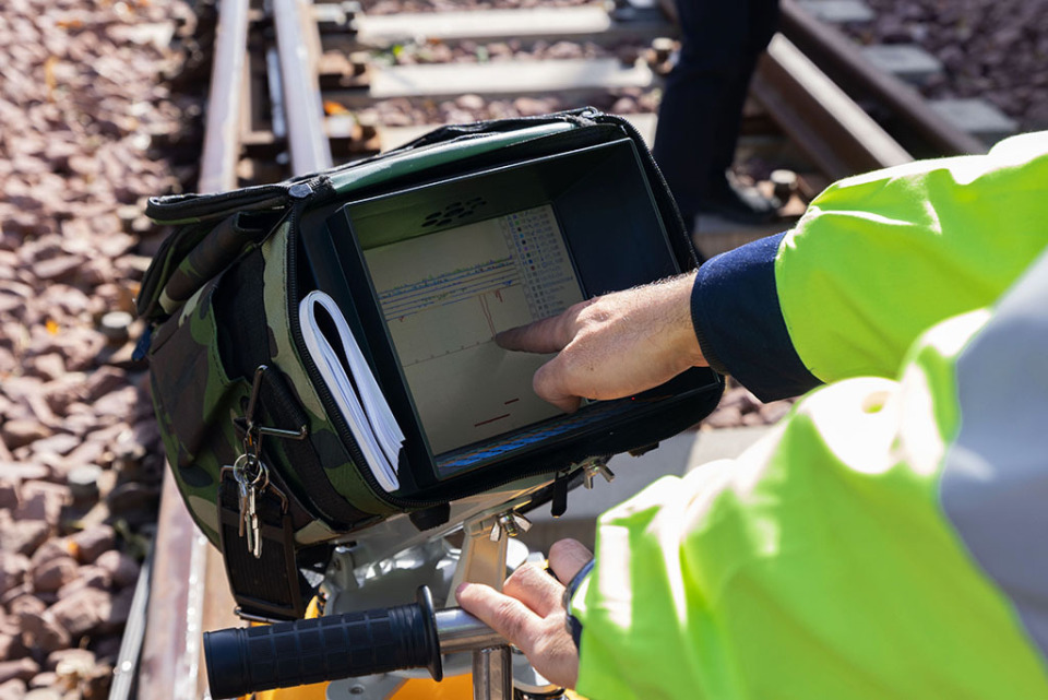 【中国梦·大国工匠篇】徐鹏：24年躬耕毫厘间 当好钢轨“把脉问诊”人